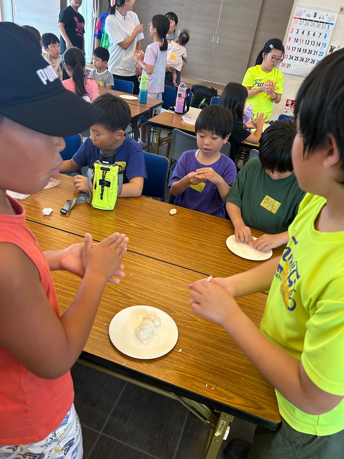 食育活動で生地を丸める子どもたち