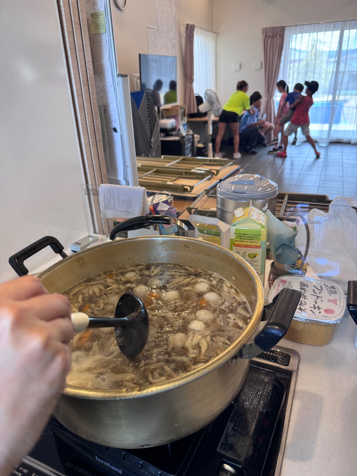 大きな鍋を使った食育活動の様子
