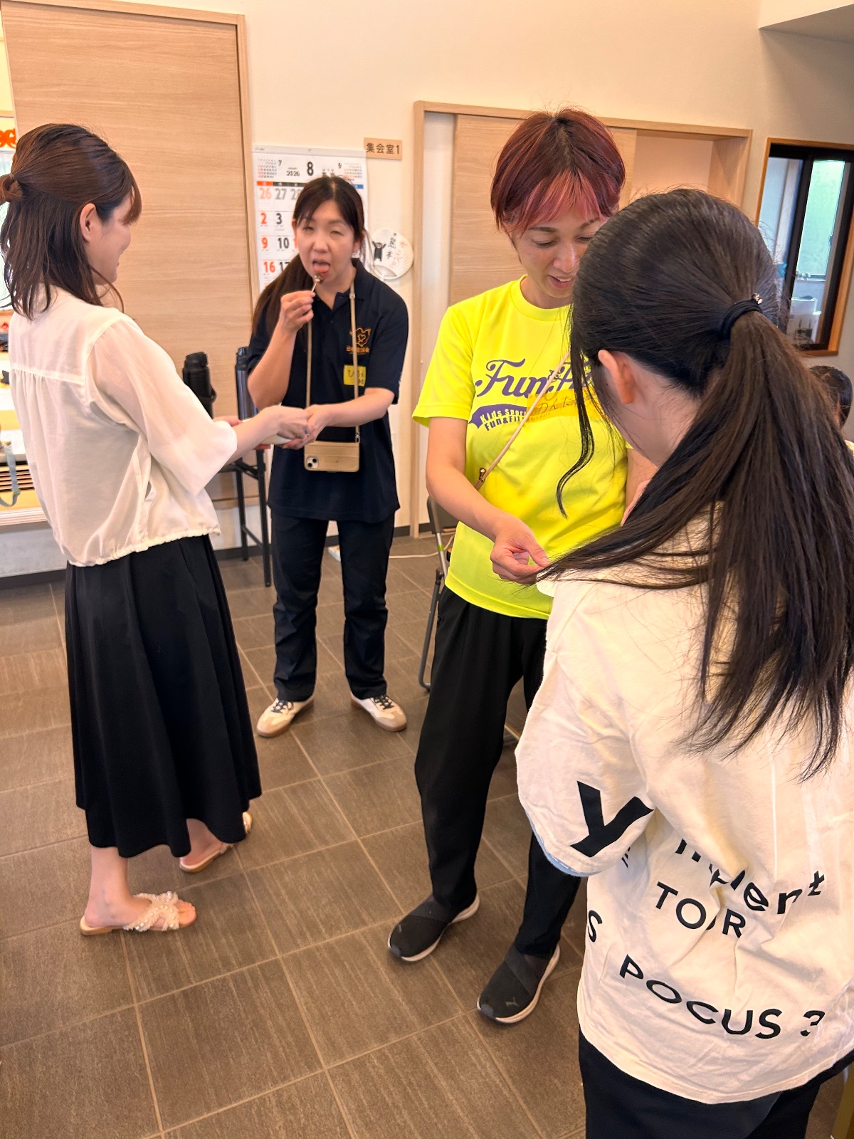 スタッフが活動の準備と確認を行う様子