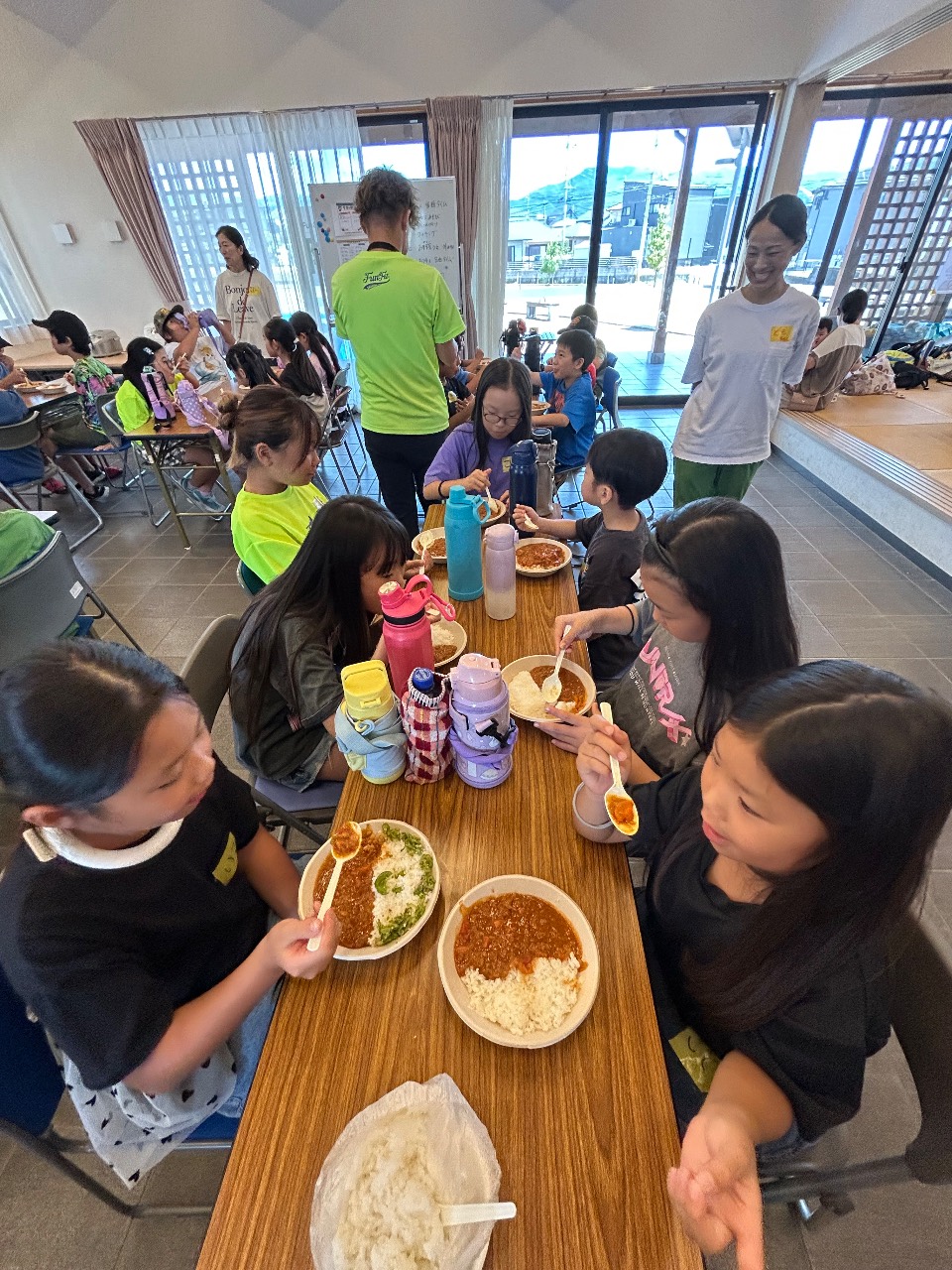 昼食づくりに取り組む食育活動の様子