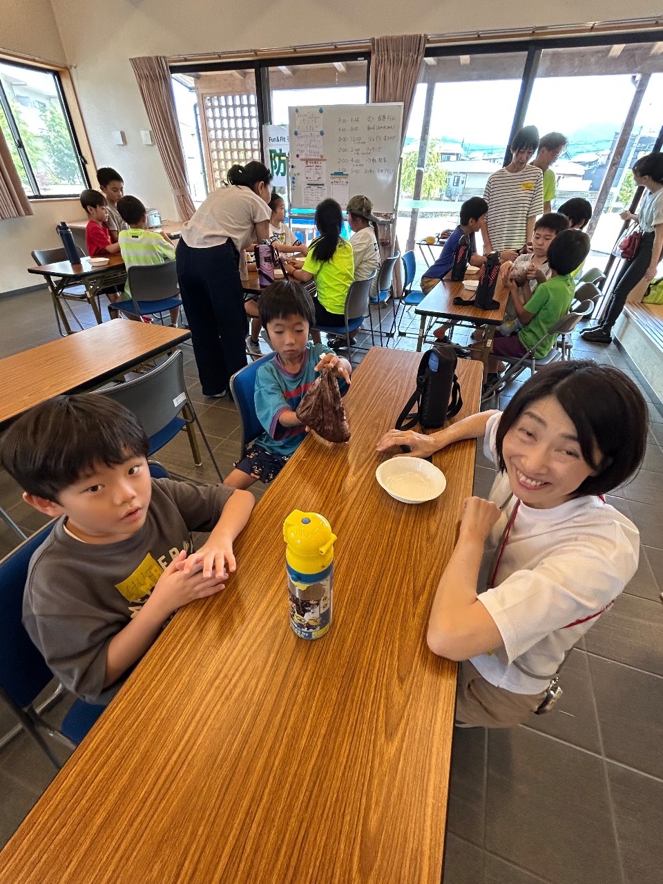 スタッフと一緒に食育活動を行う子どもたち