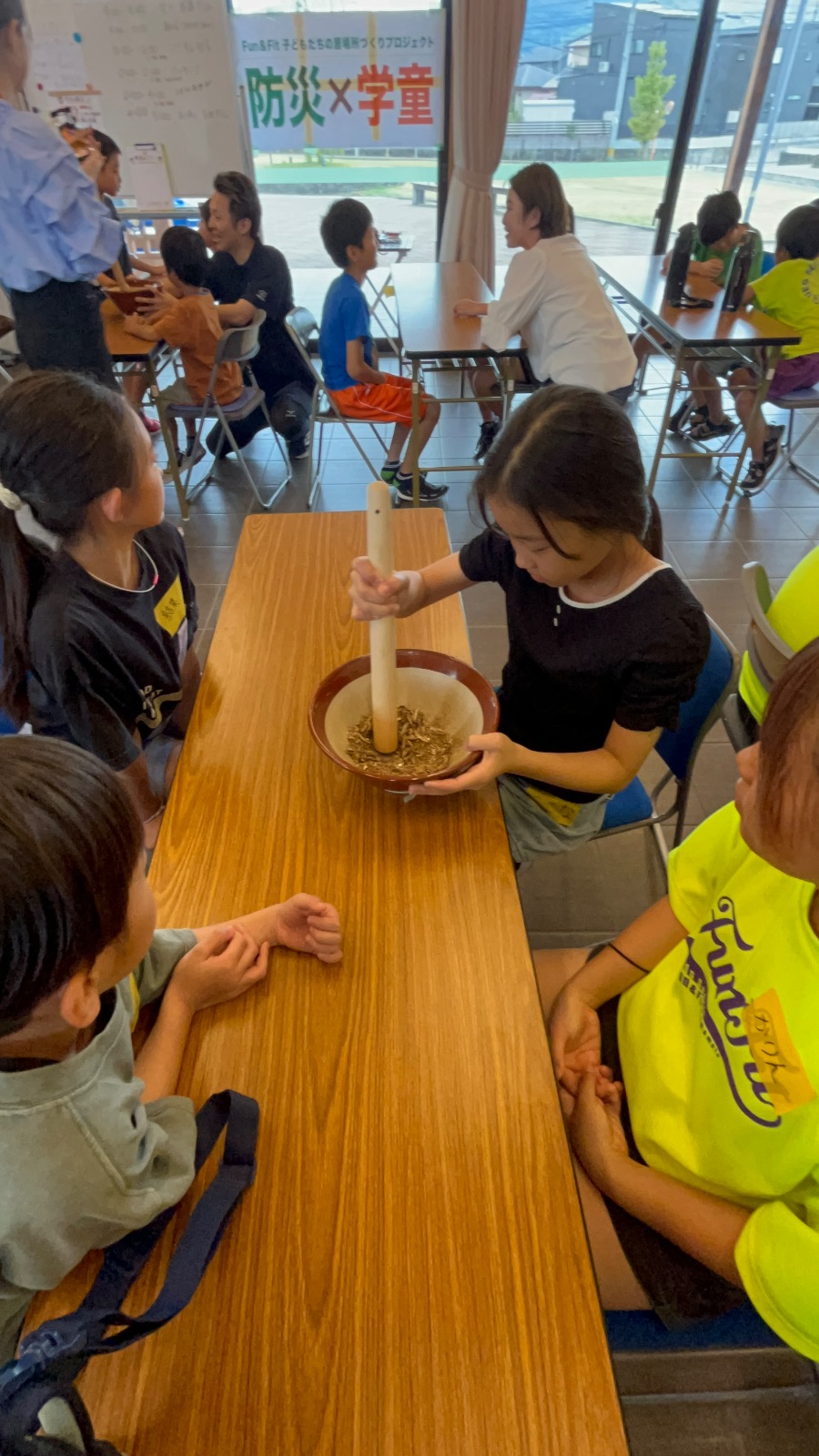 地図を見ながら防災について学ぶ子どもたち
