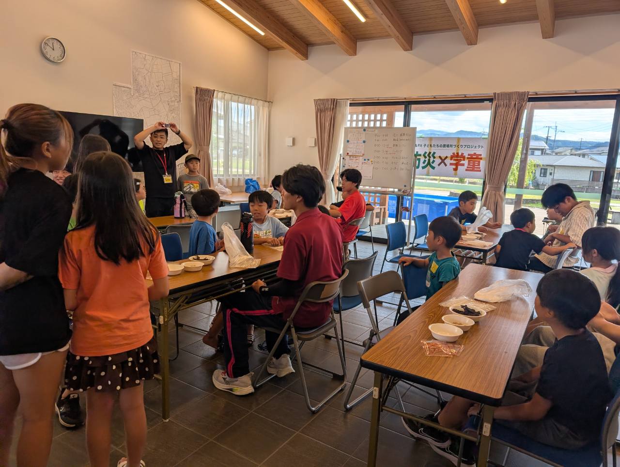 室内の体験プログラムに取り組む子どもたち