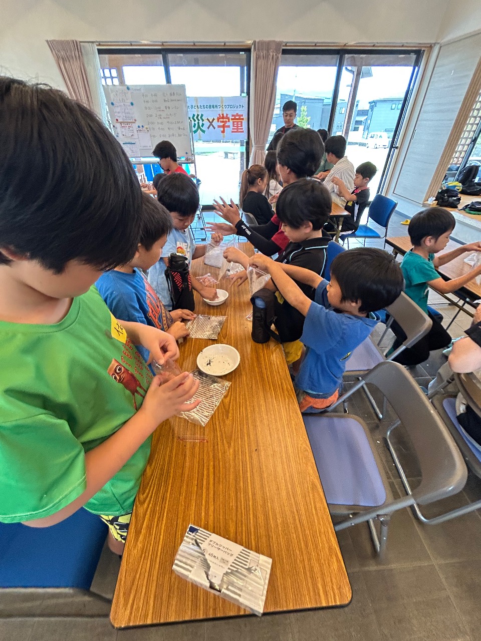 食育活動で昼食づくりを行う様子