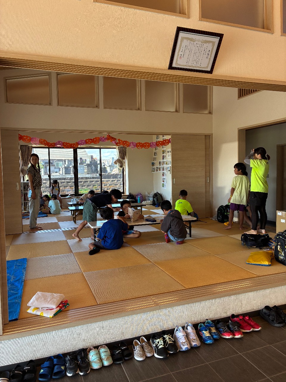 屋外で水遊びを楽しむ子どもたち