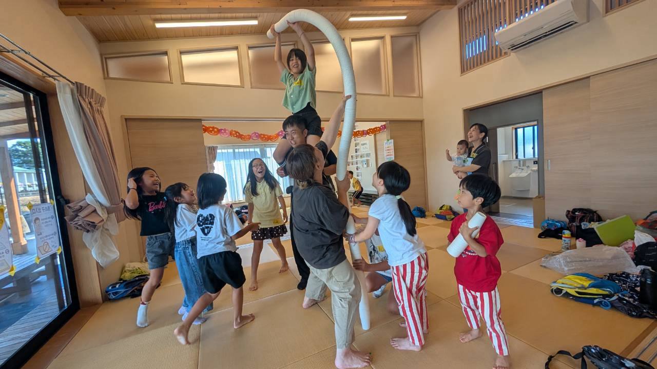 キッズヨガで体を動かす子どもたち