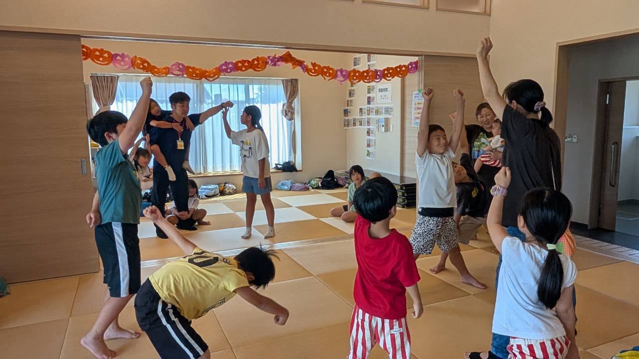 チームで運動遊びを楽しむ子どもたち