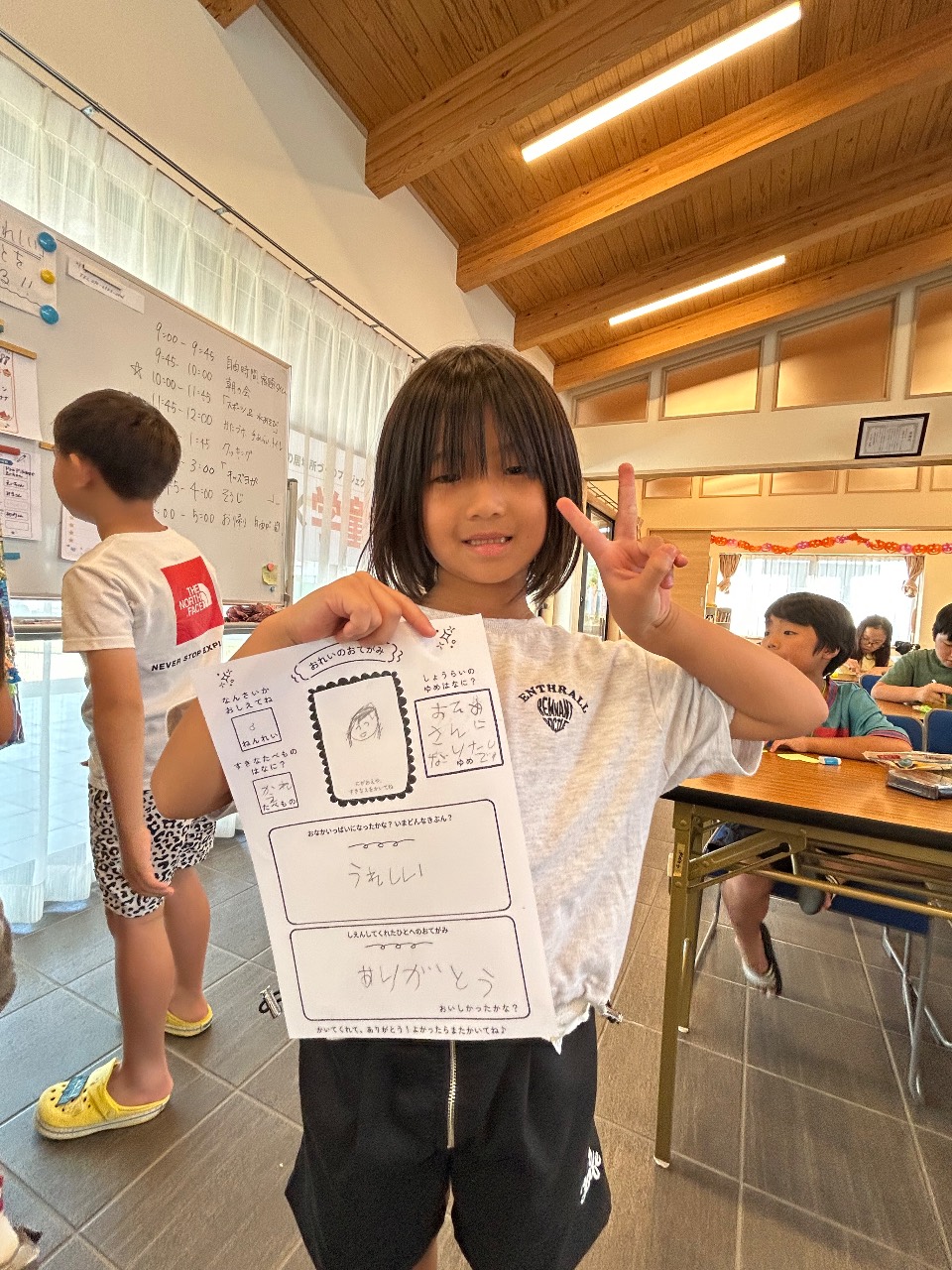 完成した料理をみんなで囲む様子