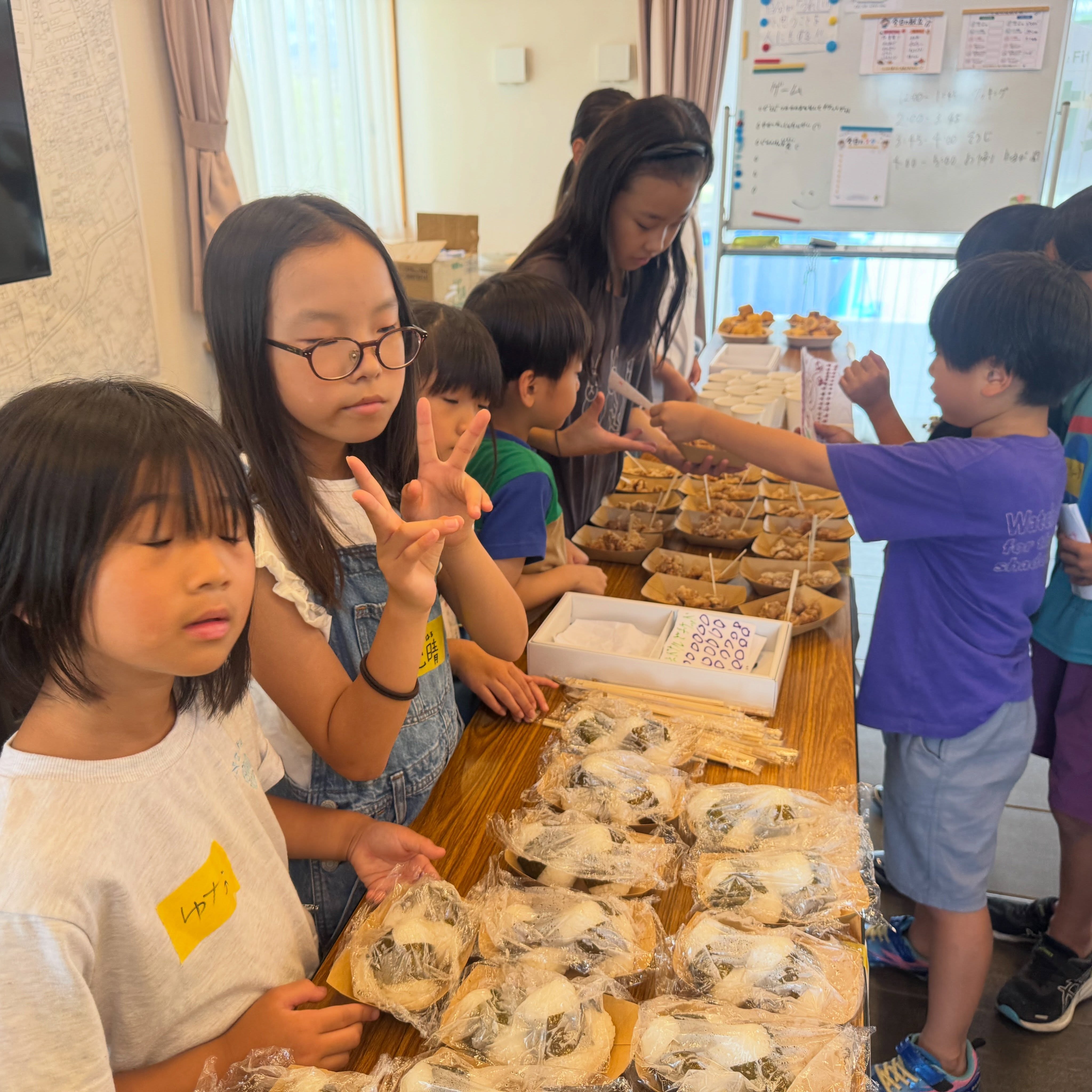 最終日の縁日で食事を受け取る子どもたち