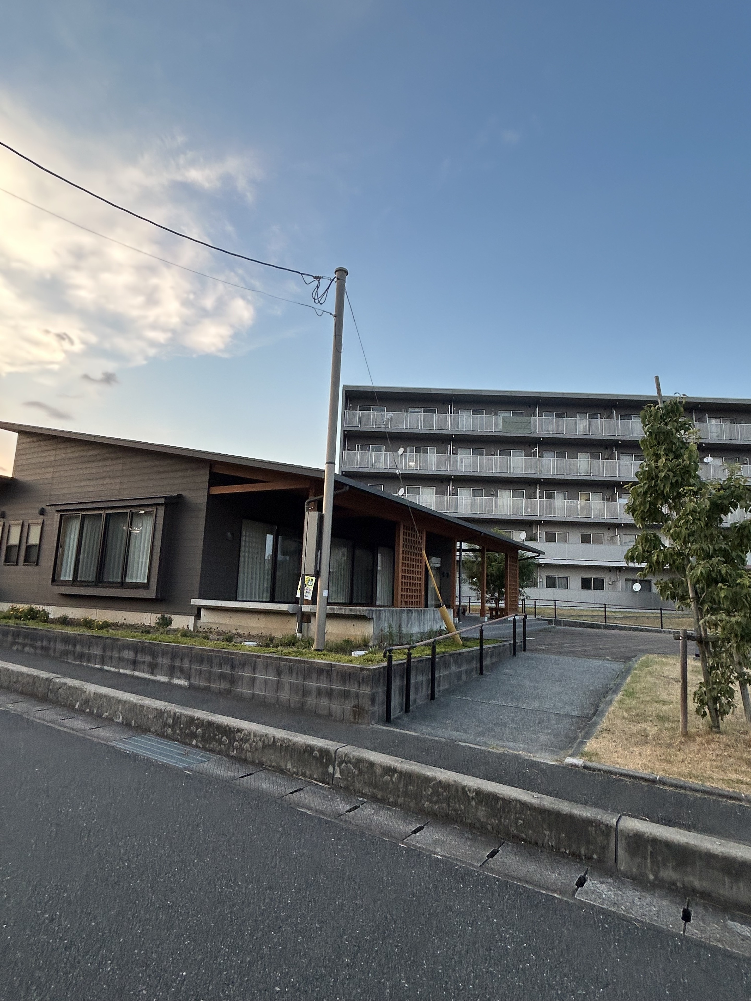安永4町内公民館の側面と入口